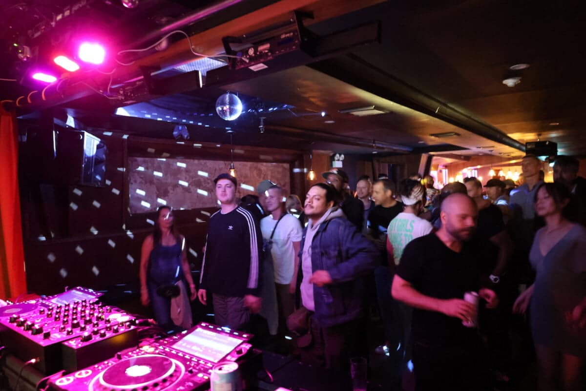 Men on the dancefloor